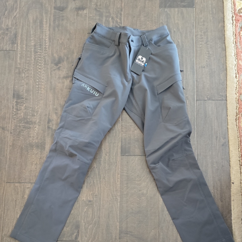 KUIU Men's Cargo Pants in Dark Gray